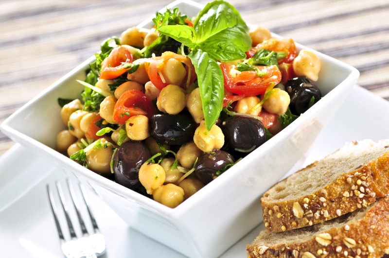 Salad with dried figs, chickpeas and vegetables